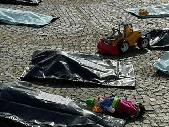 Ulice posiate mŕtvymi deťmi. Inštalácia upozorňuje na potrebu pomoci Ukrajine