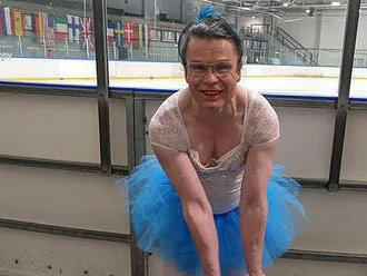 Fínska 57-ročná transgenderka otvárala šampionát v krasokorčuľovaní. Z ľadu jej museli pomáhať