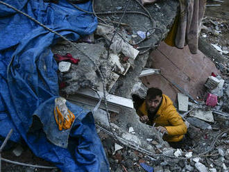 Počty obetí zemetrasenia sa zvyšujú, v Turecku sa opäť triasla zem