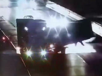 VIDEO: Drsné ráno na D1. Trosky korby nákladiaka po náraze lietali po ceste