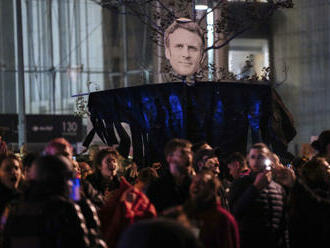 Ve Francii pokračují v mnoha městech protesty kvůli důchodové reformě