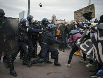 Deváté kolo stávek proti penzijní reformě ve Francii provázely násilnosti