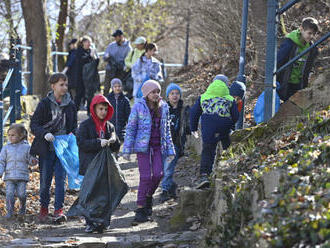 Téměř 30 ukrajinských uprchlíků čistilo jihlavský park Malý Heulos
