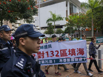 Po letech první povolený protivládní protest v Honkongu přísně hlídala policie