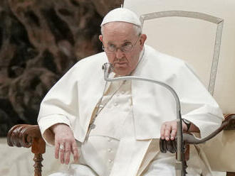 Stav papeže hospitalizovaného se zánětem průdušek se podle lékařů zlepšuje