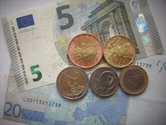 Česká měna si mírně pohoršila k euru i dolaru, burza začala týden růstem