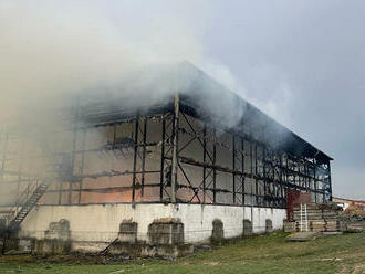 V Bubovicích nedaleko Březnice likvidovali hasiči z druhého stupně požár velkokapacitní­ho seníku