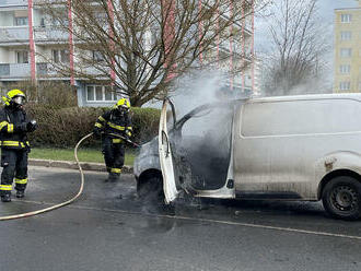 V Kladně hasiči likvidovali požár dodávky, škoda je 600 tisíc korun