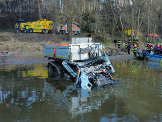 Nákladní automobil spadl z mostu do vodní nádrže Slapy, řidič nepřežil