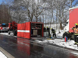 Při nehodě nákladního vozidla u Pravíkova došlo k masivnímu úniku nafty