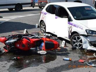 NEHODA: Zrážka mladého motorkára s osobným autom