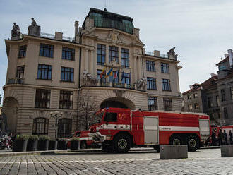 Ke 170. výročí od založení projeli pražští hasiči hlavním městem, navštívili kolegy z dalších složek