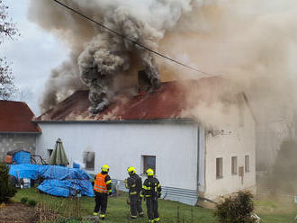 Hasiči zasahují u požáru střechy rodinného domu v obci Hoštec, části města Teplá. Na místě je pět…