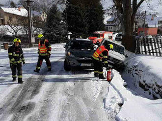 Nehoda osobního vozidla a dodávky v Petrovicích se obešla bez zranění osob
