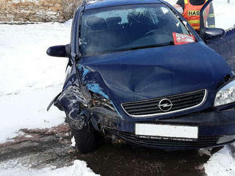 Při nehodě osobního vozidla v Cetorazi se zranil řidič vozidla