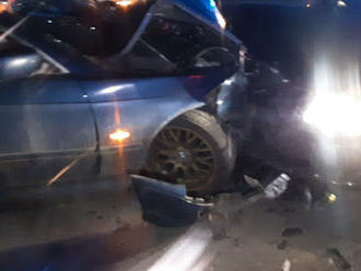 Při čelním střetu dvou osobních vozidel v ulici Pelhřimovská v Jihlavě se zranili dva lidé