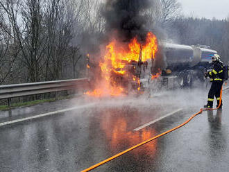 Hasiči zasahují na silnici 35 u Dlouhého  Mostu ve směru na Liberec, požár nákladního automobilu…