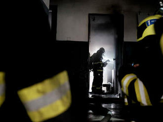 U požáru bytu v Praze 2 zasahovaly dvě jednotky hasičů, hořelo v nejvyšším patře