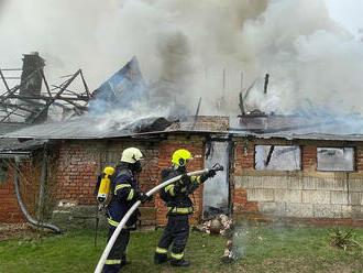 V Novém Záboří   na Trutnovsku zasahují hasiči u požáru chalupy. Při příjezdu …