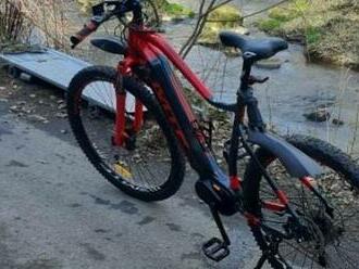Tragická nehoda: Cyklista na elektrokole nepřežil pád do potoka u Trhových Svinů