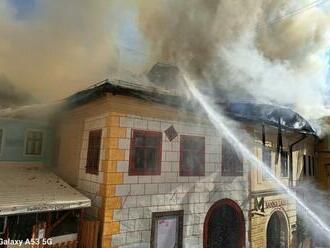 Požiar v centre Banskej Štiavnice sa podarilo stabilizovať, poškodených je niekoľko historických budov  
