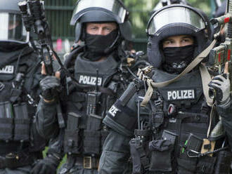 Nemecká polícia opäť zasiahla proti krajne pravicovým Ríšskym občanom, počas razií postrelili policajta