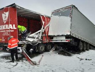 V Česku komplikuje dopravu silné sneženie. Na D1 sa zrazilo niekoľko áut a kamiónov, na D8 musela polícia budiť vodičov  