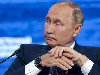 Putin uznal, že západné sankcie môžu mať na ruskú ekonomiku „skutočne negatívny vplyv“