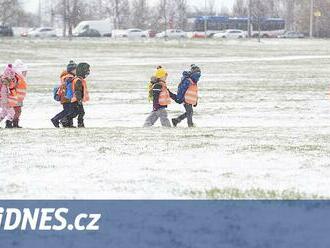 S deštěm a větrem se v Česku ochladí. Začátkem týdne bude i sněžit