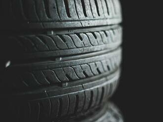 Běžné pneumatiky pomalu končí kvůli životnímu prostředí. Testují se nové z pampelišek nebo břízy
