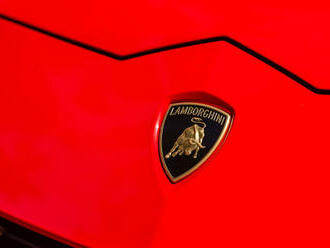 Ruský youtuber pro kliky zničil úplně nové Lamborghini, z jeřábu na něj pustil třítunový sud