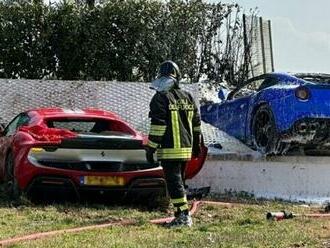 Bezpečnostní kamera zachytila nehodu, při které Ferrari létaly vzduchem, doslova