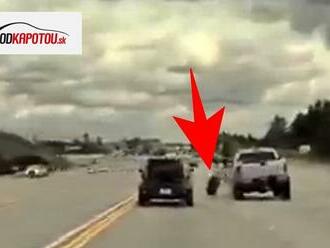 VIDEO: Z pikapu sa odtrhlo koleso počas jazdy. Toto spravilo s druhým autom