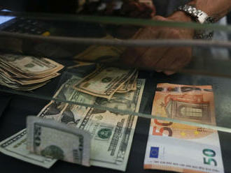 Euro kvůli nervozitě kolem bank prudce klesá, k dolaru asi o procento