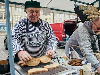 V Plzni opět začínají farmářské trhy. Trhovci zatím nezdražují