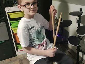 Zázrak: Malý Matyáš porazil rakovinu, naučil se znovu chodit a hraje na bicí