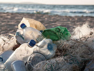 Od břehů Bali, znečistěných plasty, odrazila loďka určená k čištění moře