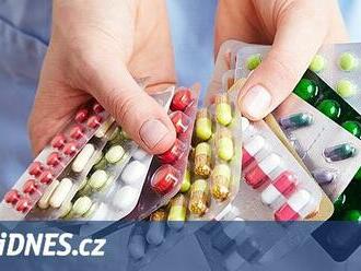 Lidé „syslí“ antibiotika i sedativa. Do lékáren vrací krabice prošlých léků