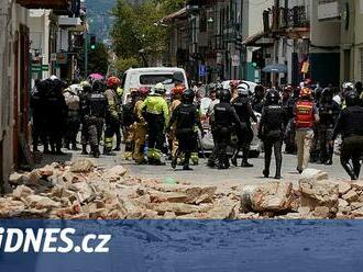 Ekvádor zasáhlo silné zemětřesení, nejméně dvanáct lidí zemřelo