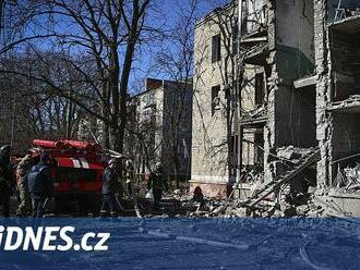 Rusové ostřelovali Kramatorsk a zabíjeli, říká Ukrajina. Oznámila další sankce
