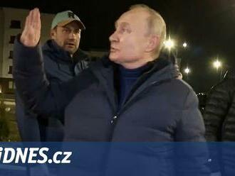 Putin navštívil okupovaný Mariupol. Na „pracovní cestu“ přiletěl vrtulníkem