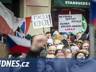 Muže, který na demonstraci v Praze oblékl ruské válečné symboly, čeká soud