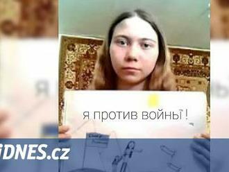 Rus dostal za protiválečný obrázek své dcery dva roky, před verdiktem utekl