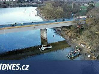 Hasiči ukázali video z vyprošťování náklaďáku, který spadl z mostu do Vltavy