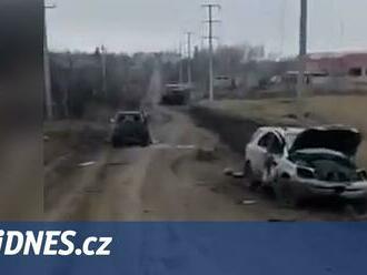Vraky aut a moře bahna. Ukrajinci natočili „cestu života“ do Bachmutu