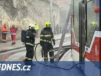 U Karlova náměstí zasahovali hasiči u hořící tramvaje, vzplál strop vozu