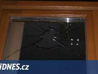Muž schválně rozbil okno v domě. Policistům pak tvrdil, že chce do vězení