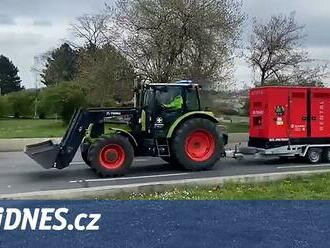 VIDEO: Prahou se řítil traktor s majákem. Nemocnice převážela agregát