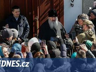 Bohoslužba a pak potyčky. Pravoslavní mniši chtějí udržet kyjevský klášter