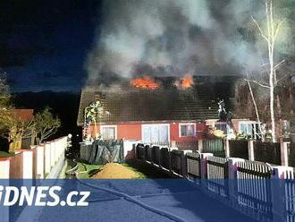 Blesk zapálil střechu rodinného domu na Rokycansku, škoda je milion